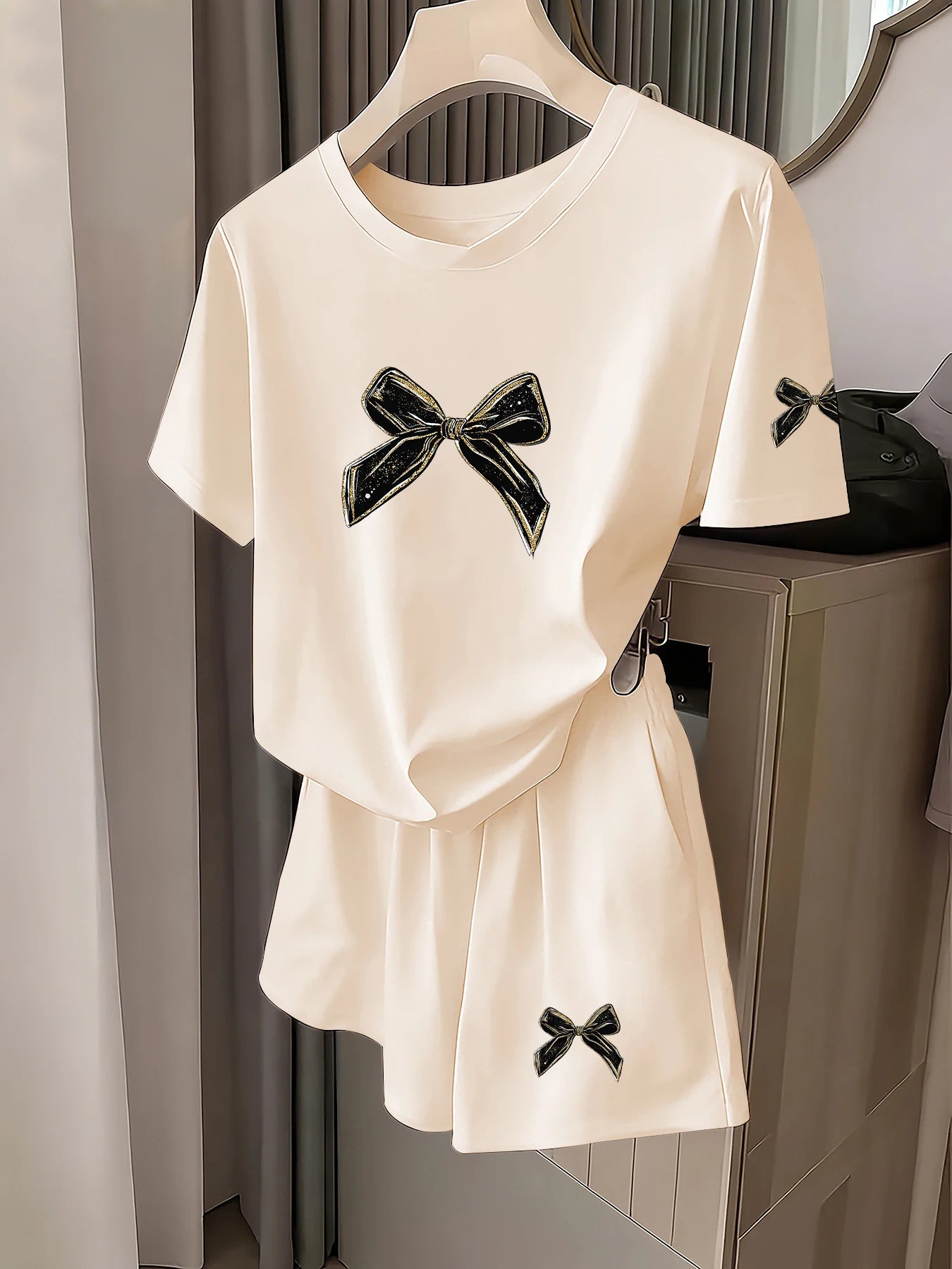 French Retro Style Exquisite Gold-Edged Bow Print Short-Sleeve Set for Women, Loose and Slimming, Elegant and Casual Fashion Versatile T-Shirt and Shorts Two-Piece Set, Daily Date Outfit, Women's Clothing